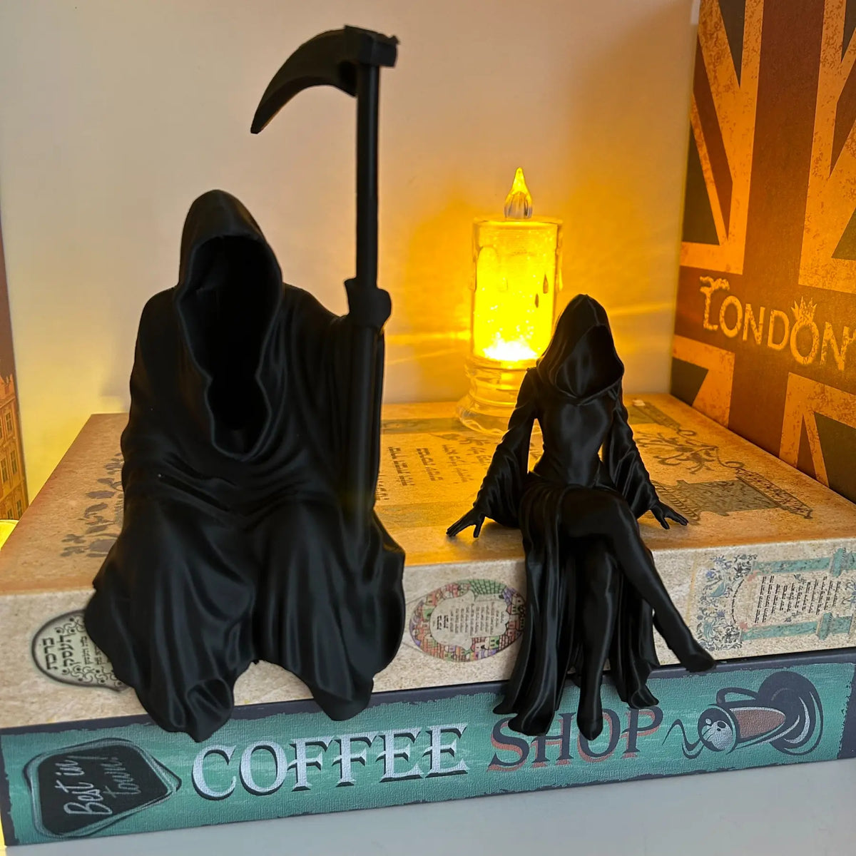 Grim Reaper Couple Figurine Death Lovers Statue Gothic Spooky Halloween Decoration Skeleton Couple Sculpture Dark Fantasy Bookshelf Decor Haunted House Tabletop Ornament Unique Holiday Collectible Gift