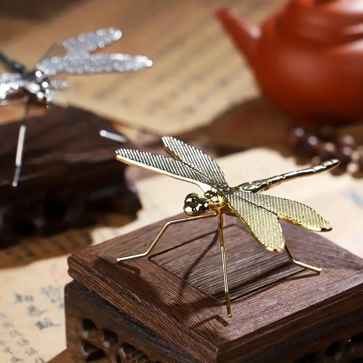 Metal Dragonfly Desk Decor, Creative Insect Figurine for Home Decoration, Ideal Office Photo Prop and Unique Gift, Home Decor Statues