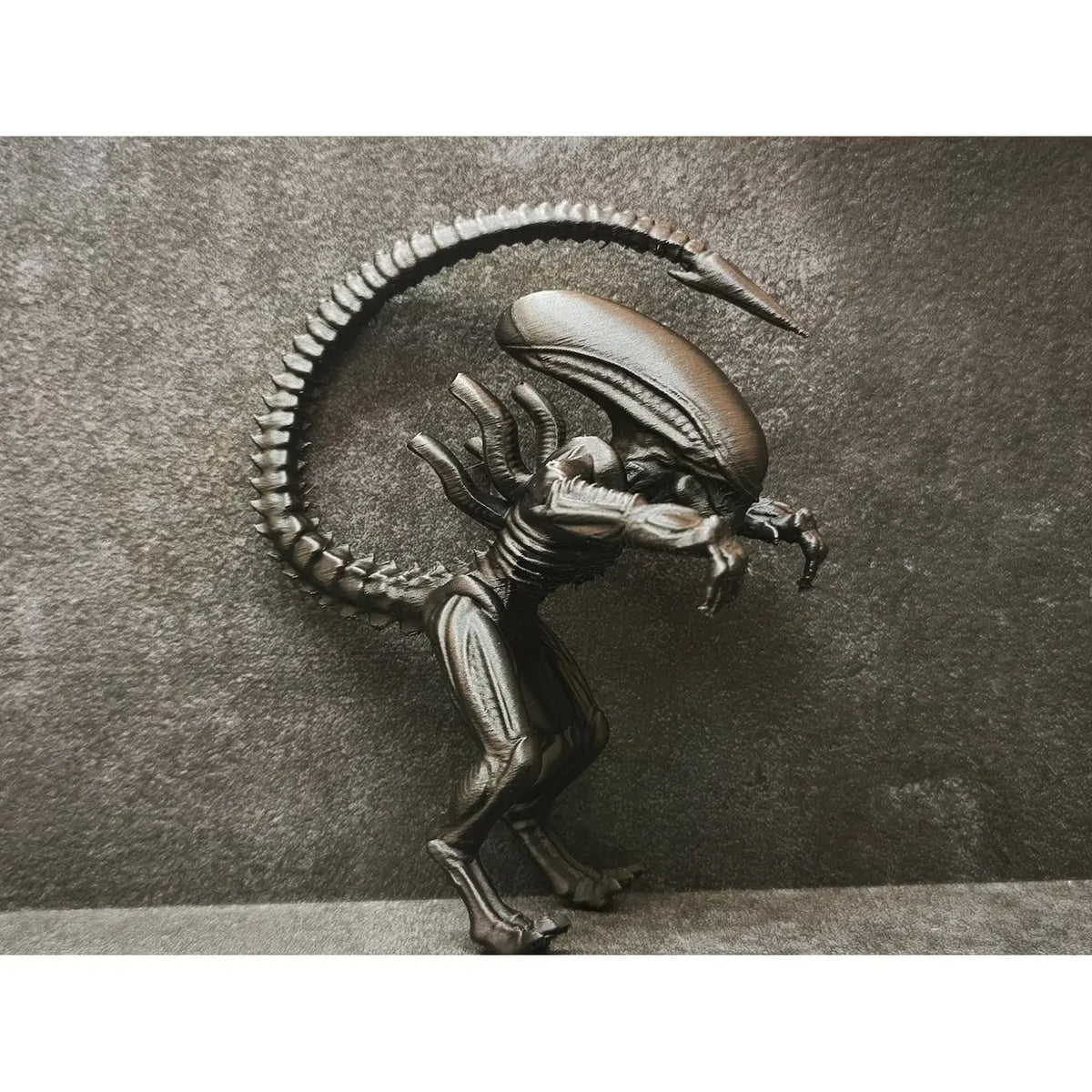 Alien Xenomorph Figure Monitor Top Decoration, Decorative Statues, Creative Desk Ornament for Gaming Room, Office Desktop PVC Collectible