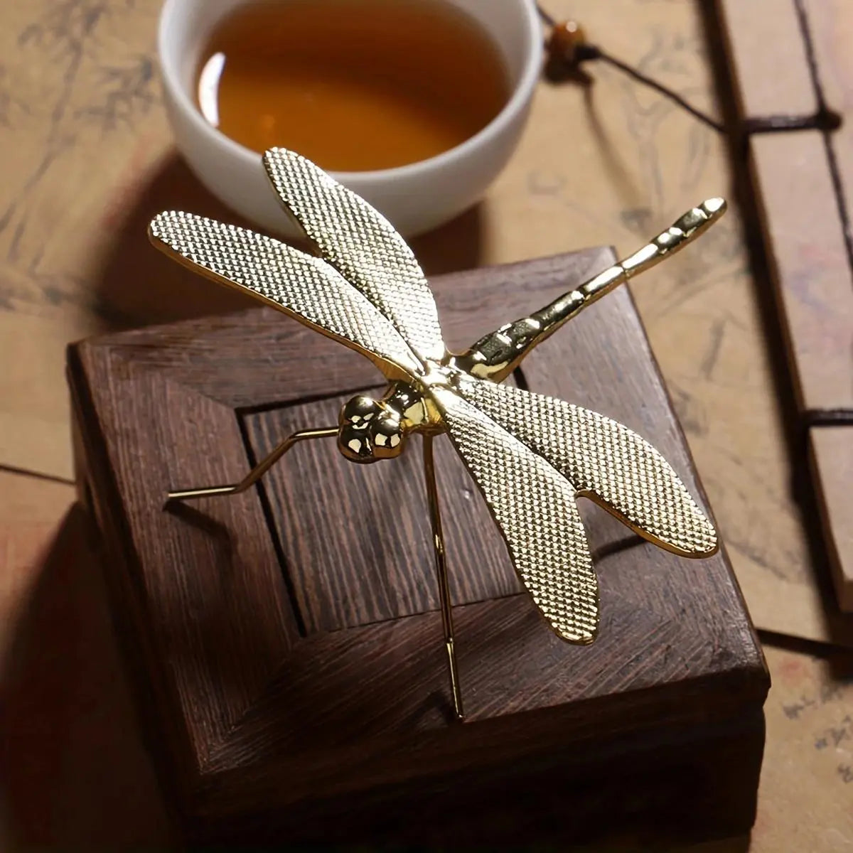 Metal Dragonfly Desk Decor, Creative Insect Figurine for Home Decoration, Ideal Office Photo Prop and Unique Gift, Home Decor Statues